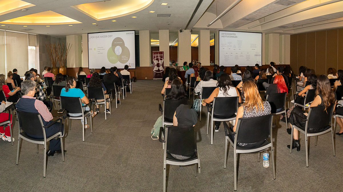AMEXCID's tweet photo. 📸En las instalaciones de la @SRE_mx  recibimos un grupo de estudiantes de la Facultad de Ciencias Políticas y Sociales de la @UNAM_MX con quienes conversamos sobre #CooperaciónInternacionalParaElDesarrollo y el trabajo que realizamos desde la #AMEXCID en beneficio de nuestro país y la comunidad internacional.