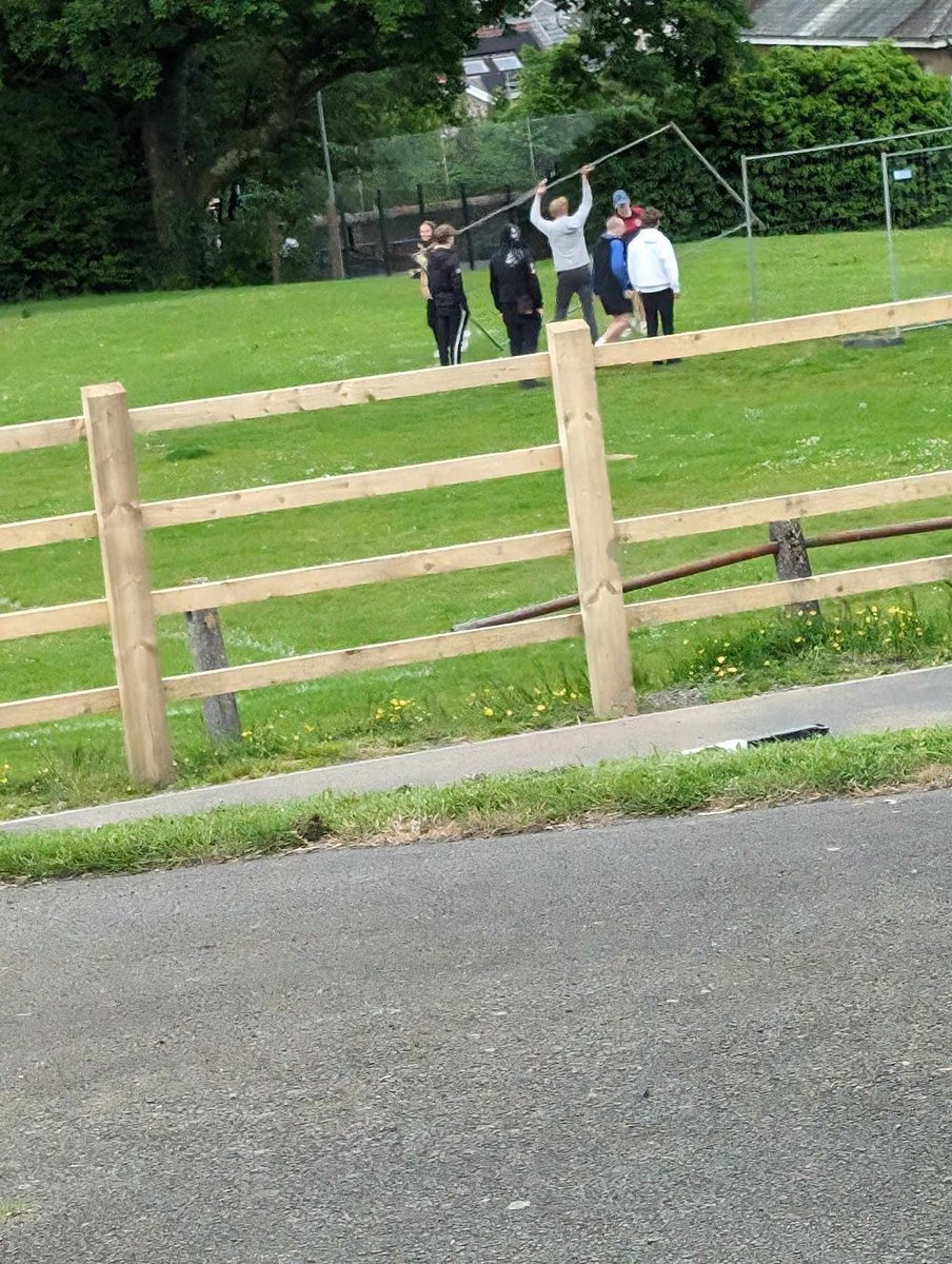 Disappointing that the kids in the image below feel the need to tamper with the fencing around the goals in the park. Work is being done to ensure the pitch is in the best condition possible for pre-season. 

Any help spreading the message to these people is much appreciated 😤