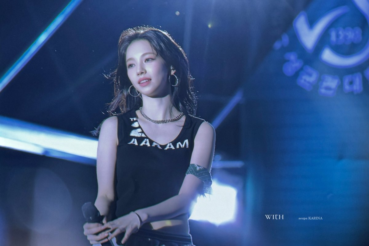 240530 
1위 축하하고 오늘도 수고했따아🫳💙

#카리나 #KARINA #에스파 #aespa