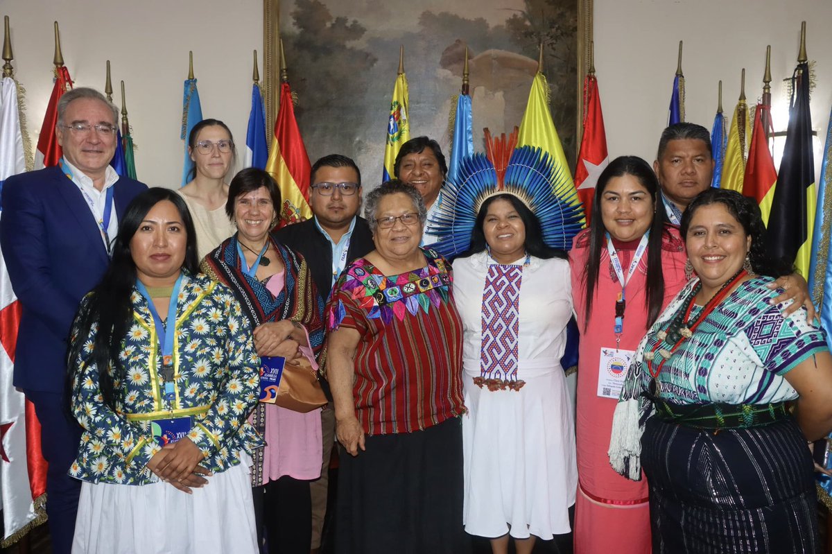 filac_'s tweet photo. La ministra de Pueblos Indígenas de Brasil, Sônia Guajajara, fue designada como la presidenta del Consejo Directivo del Fondo para el Desarrollo de los Pueblos Indígenas de América Latina y el Caribe (FILAC) para el período 2024 - 2026. 

Su elección tuvo lugar durante la XVII Asamblea del organismo, celebrada del 27 al 29 de mayo en la ciudad de Caracas, Venezuela.

Gracias a su labor como líder indígena del Pueblo Guajajara/Tentehar, Sônia Guajajara se ha convertido en la primera mujer en ser nombrada Ministra de Estado en Brasil. 

Su firme defensa de los derechos indígenas y socioambientales la han convertido en una destacada representante de su comunidad.

En reconocimiento a su trayectoria y compromiso en la protección de los derechos de los pueblos indígenas, fue seleccionada por el presidente Luiz Inácio Lula da Silva en 2022 para liderar el primer Ministerio de Pueblos Indígenas de Brasil.

Nota: https://t.co/WwCoMkSgcS