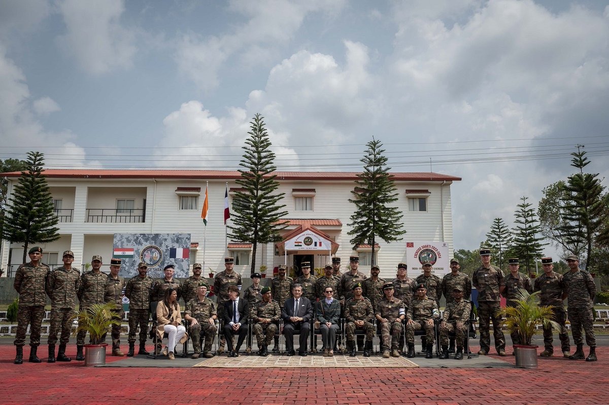 COM6BLB's tweet image. #SHAKTI 2024 [1/6] : Acculturation

Arrivés le 13 mai, les cadres et légionnaires de la #13DBLE avec leurs renforts interarmes du #3RAMa et de la #6BLB, ont développé la connaissance mutuelle avec le partenaire Indien, en vue de parfaire par la suite leur interopérabilité.