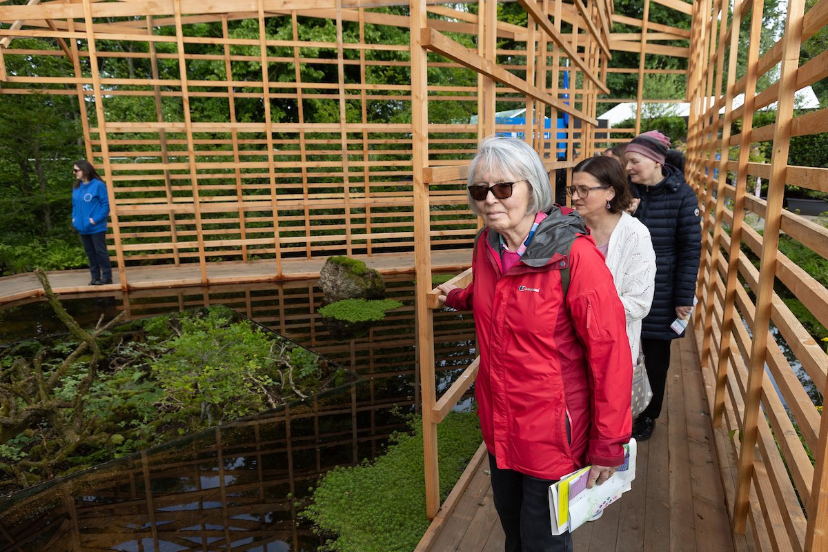 Great to see people enjoying our 'In Perspective' Garden today at @BordBiabloom 👇

If you're planning a visit to Bloom over the weekend, don't forget to put us on your list of 'must sees'. 

We look forward to seeing you there.

#EUGreenDeal, #EUdelivers, #NewEuropeanBauhaus