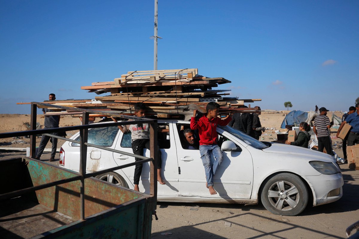 In the past two days, over 32,000 people have fled #Rafah Families look for safety, but damage & destruction is their only horizon in the #GazaStrip. No place is safe from endless bombardment. People forced to leave everything behind; their lives at risk every day #CeasefireNow