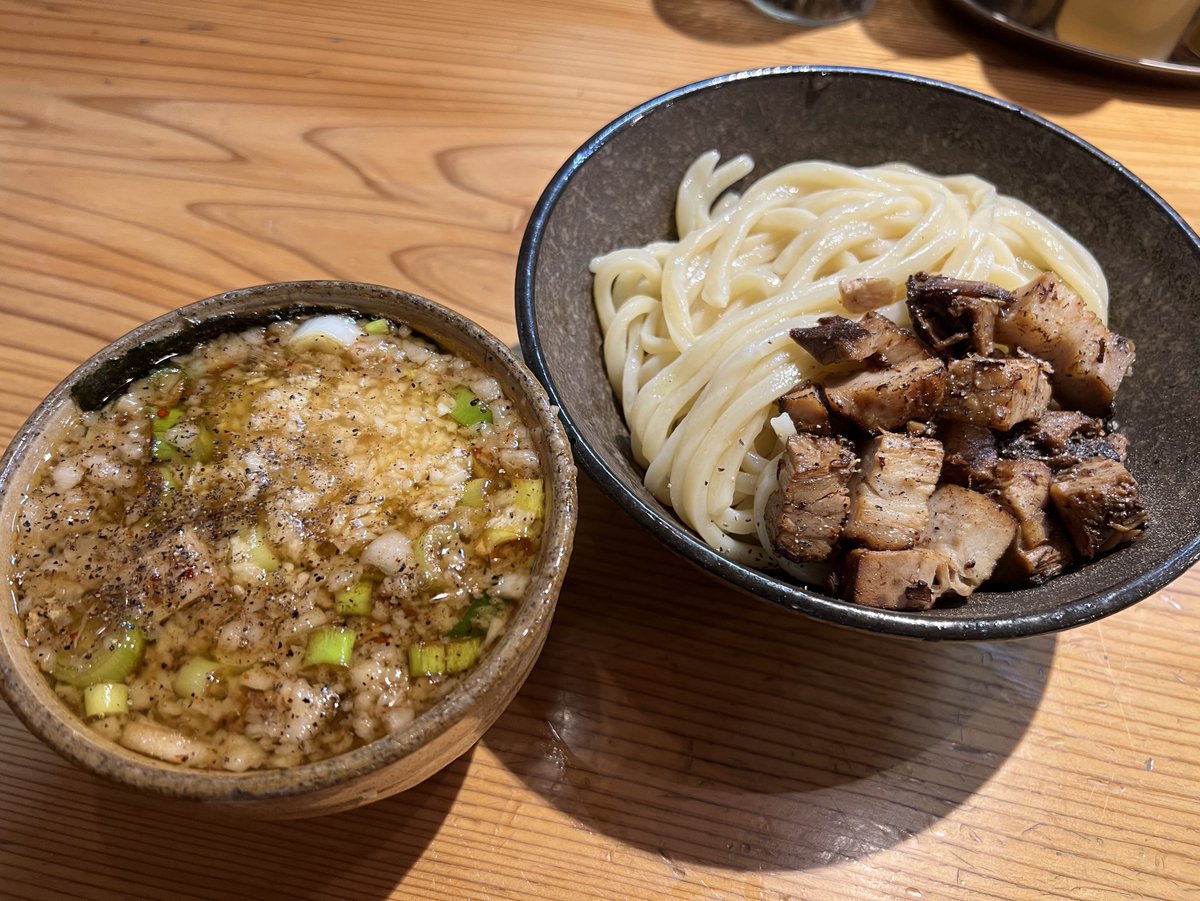 自家製麺くをん（福島市）

『狂 くをんのつけめん(小)
肉増 背ｱﾌﾞﾗﾆﾝﾆｸ』

今日はムシムシしてさっぱり麺＆塩分チャージしたいなって気分だったので🍜
締めた麺としょっぱくてジャンクなツケダレのコンビはこんな日にはピッタリ😋
ご馳走様でした🙌

#ラーメン組っ 
#ラーメン