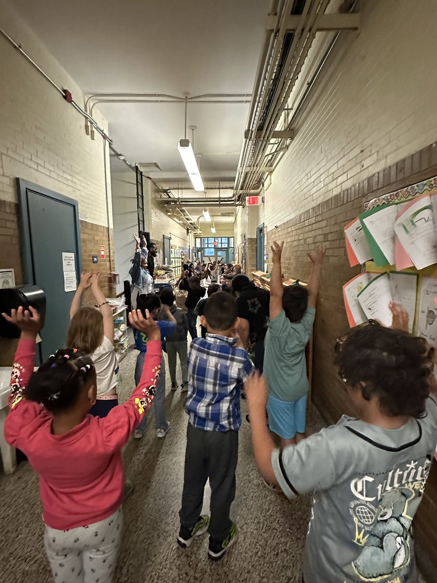 EarlyPilot's tweet image. M &amp;amp; M (#morning movement) is back in action. Rain or shine. @BostonSchools @BPSEarlyLearn @BPS_OMME #SEL #HealthAndFitness #move2earn