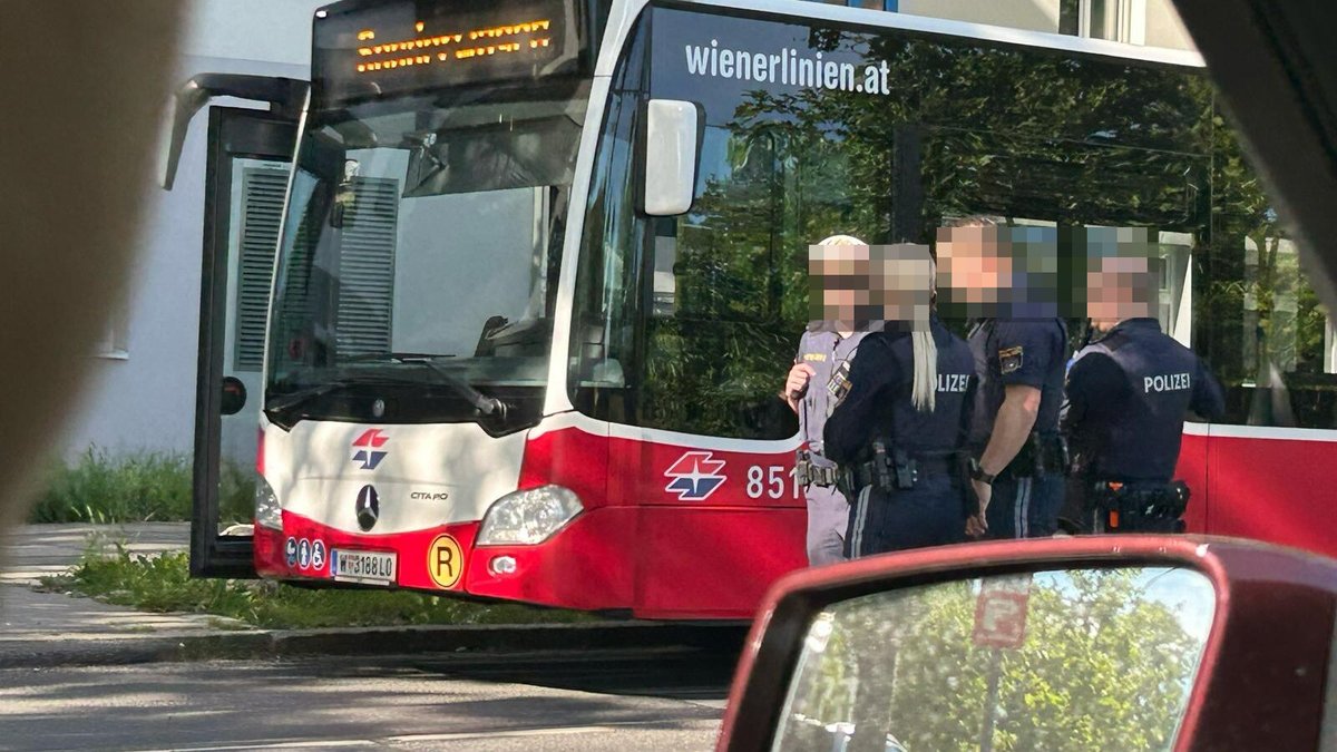 Motorradfahrer stirbt bei Crash mit Auto mitten in Wien, jede Hilfe kam zu spät: krone.at/3396948