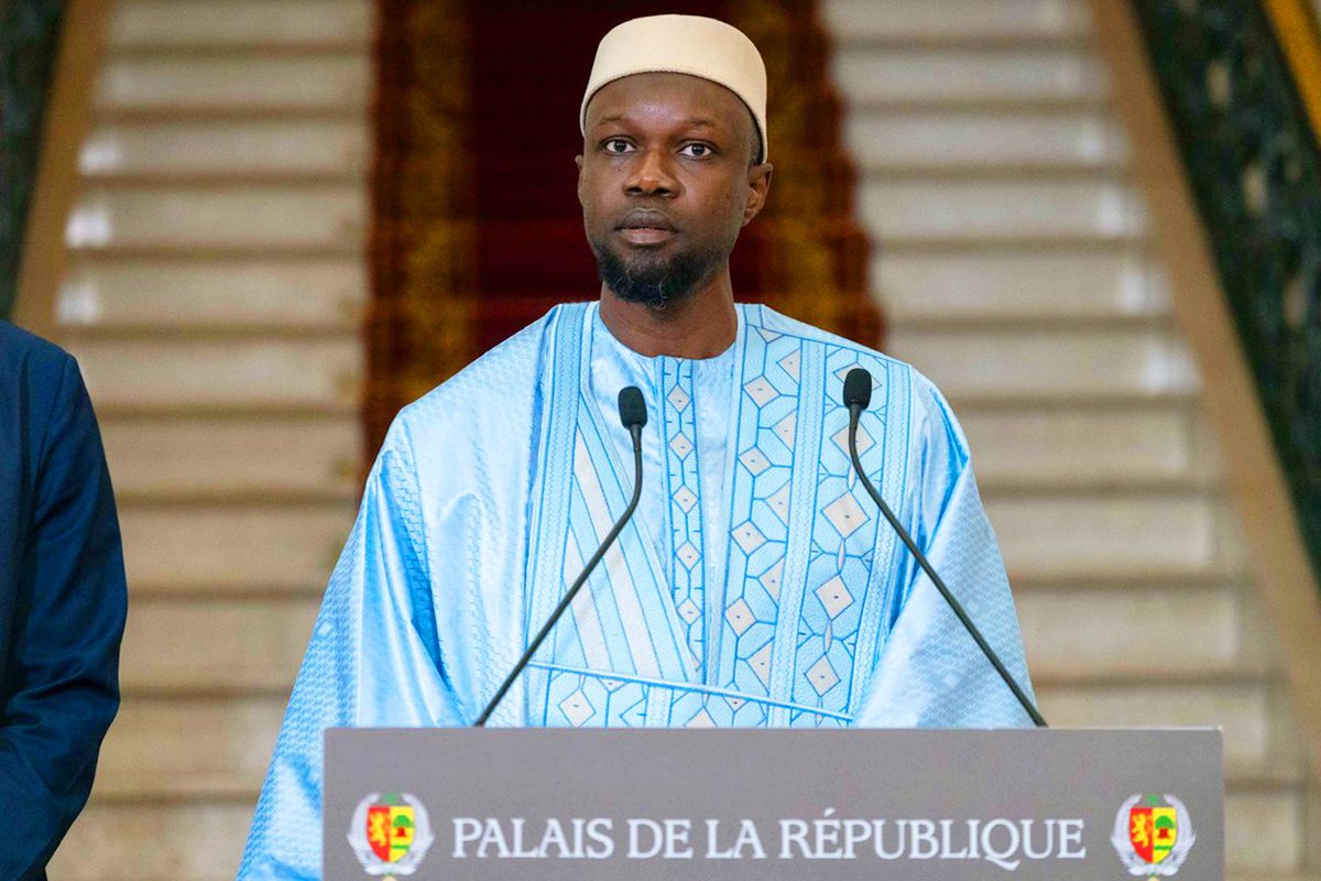 joloffpapi's tweet photo. Le manque de respect notoire d’Ousmane Sonko, provenant de la presse corrompue, ne continuera pas. 

Des personnes corrompues ne pourront jamais être égales à un homme qui aurait pu tout avoir s’il était corrompu, mais il a refusé et fait face à un système de plus de 60 ans en risquant sa vie, perdant sa liberté, sans parler de ce que sa famille a dû endurer. 

Que vous le vouliez ou non, que vous l’aimiez ou non, vous allez le respecter et il n’aura pas à le demander.
