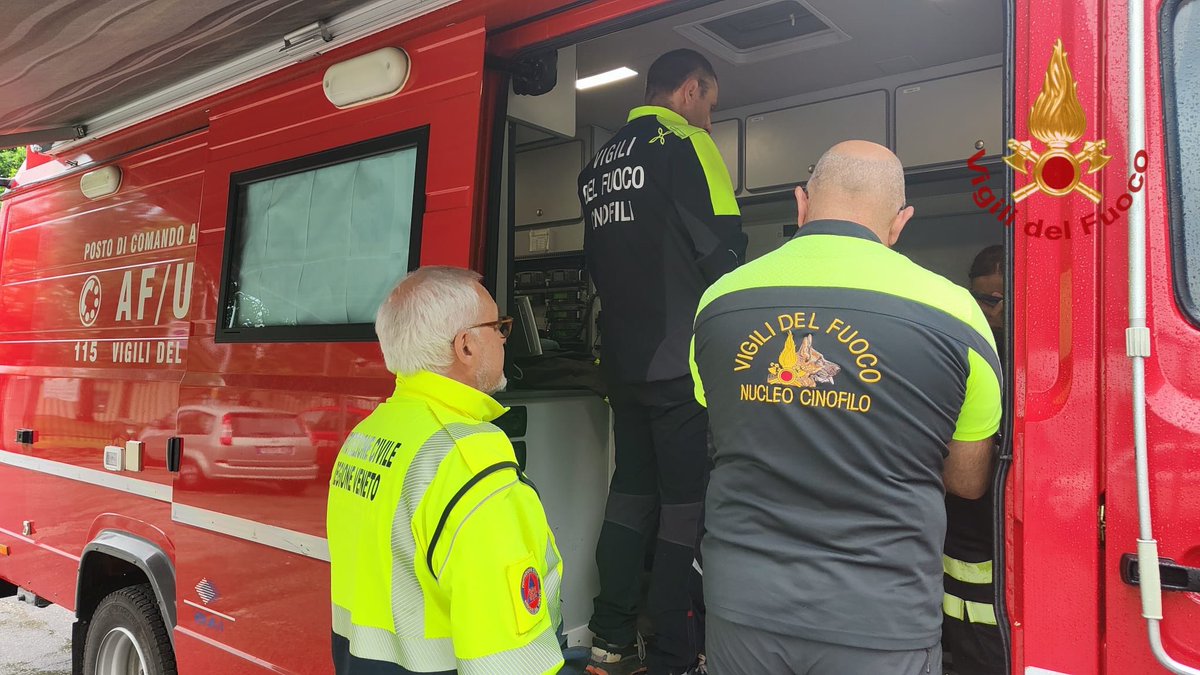 Proseguono le ricerche dei #vigildelfuoco per la ricerca di un 52enne scomparso ieri, a Verona.
Al lavoro le squadre a terra, cinofili, esperti in topografia applicata al soccorso e droni. Stamattina anche un sorvolo con l’elicottero del reparto volo di Venezia.