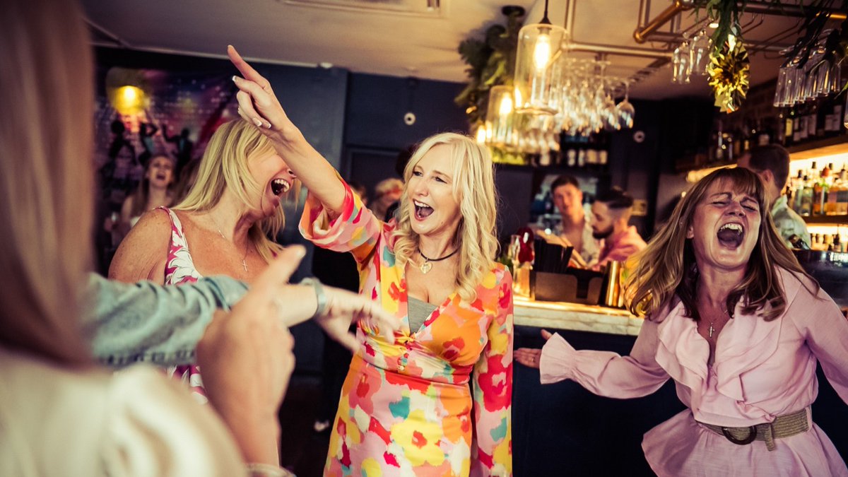 HemingwaysBar's tweet image. Sharing laughs, secrets and cocktails with your friends! This is what life is all about! 

Come along and dance the night away!

#wimbledon