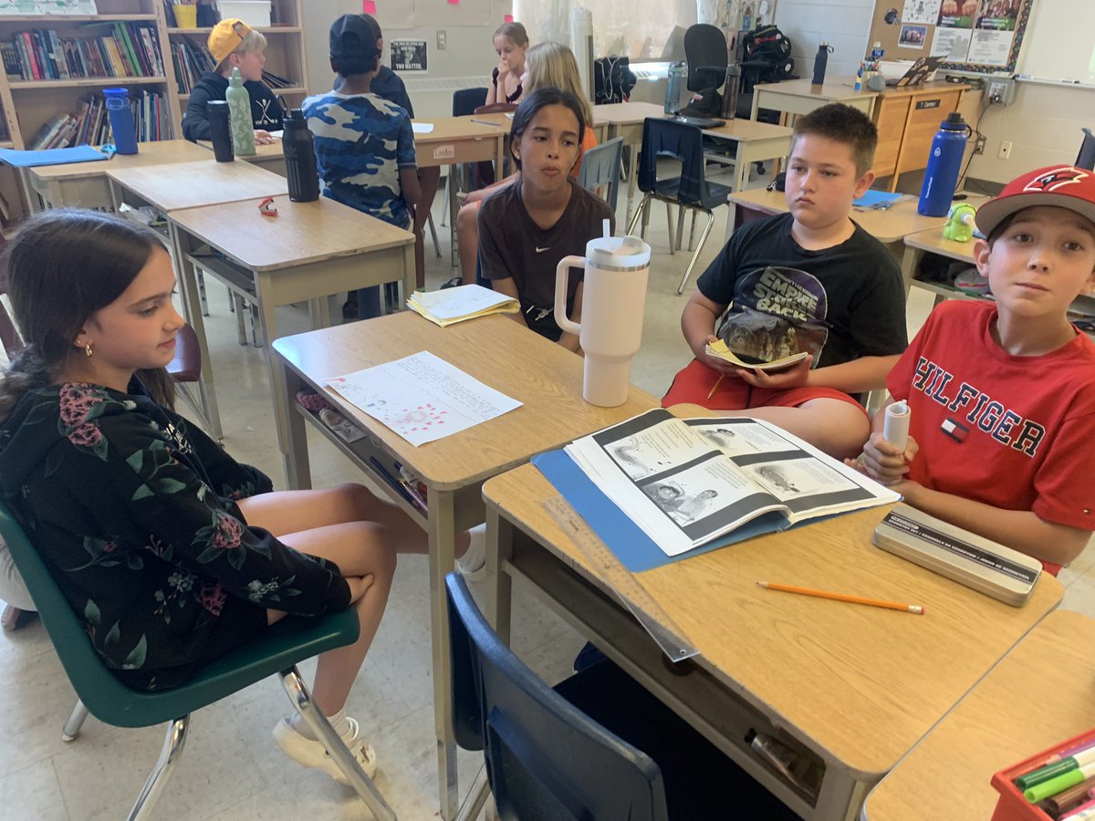 Ces élèves partagent leur travail dans leurs cercles de littératie ce matin. On discute chapitre 5 de notre texte, « Les pouvoirs de Super Hakim. » <a href="/ArdaghBluffsPS/">Ardagh Bluffs Public School</a>