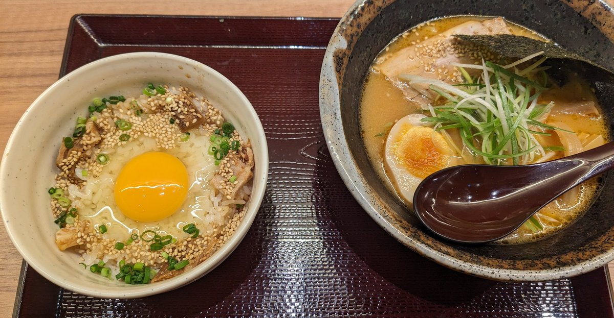 こちらに越してくることが決まったときに、羅妃焚の味噌ラーメンがおいしいよ！と友だちに教えてもらってずっと行きたかったのだけど、今日やっと行けた〜🙌✨とてもとてもおいしかった🥺♥️
今日は1人だったから、今度は家族で行きたい〜！