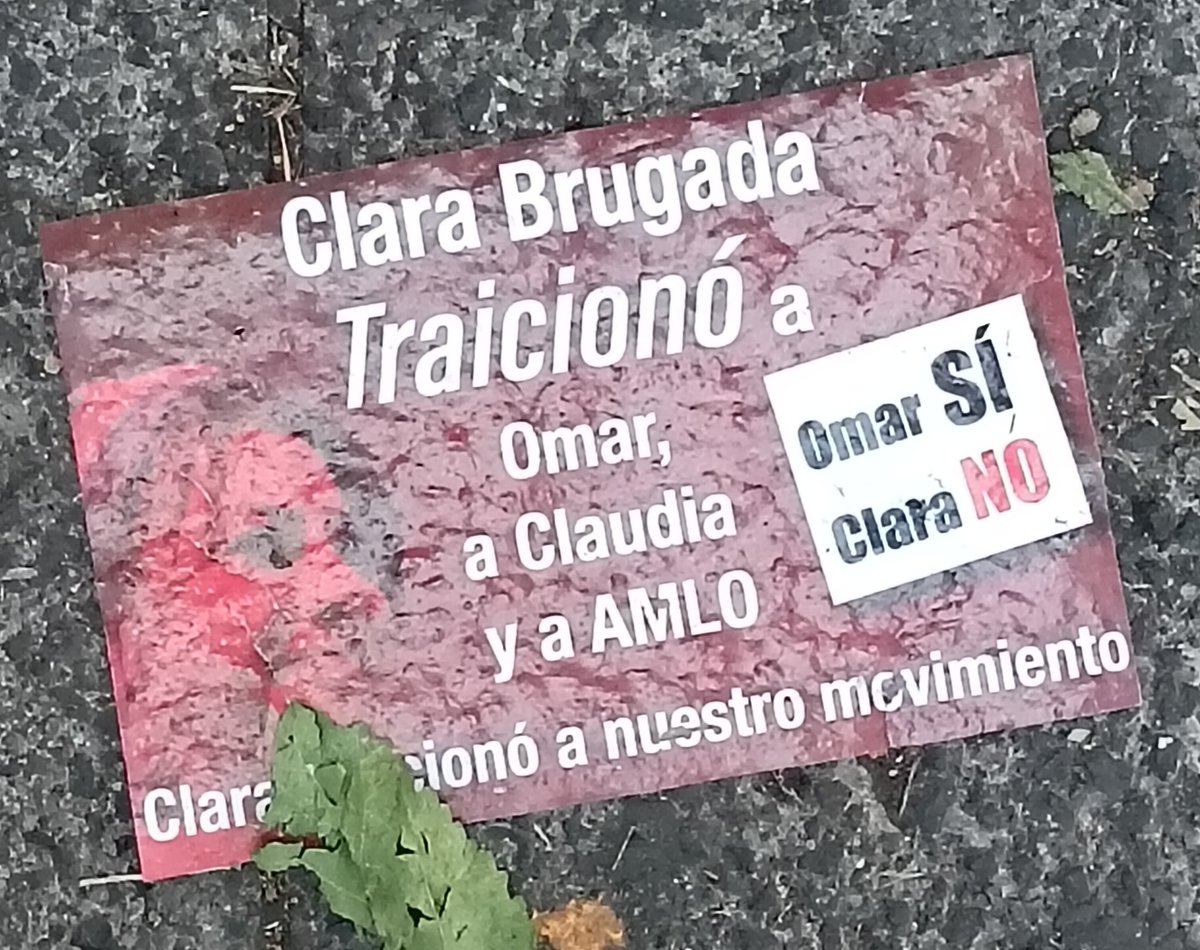 Ayer por la noche saliendo del metro Lomas Estrella personas afines a Santiago Taboada, estaban colocando más pendones. Y a su paso estaban tirando está propaganda que involucra a @OHarfuch. La guerra sucia en contra de @ClaraBrugadaM no para, están desesperados porque #YaSeVan