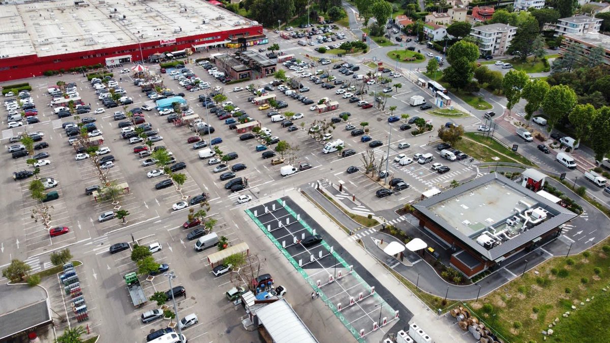 TeslaClubFrance's tweet photo. Ré-ouverture du Superchargeur @tesla de Mandelieu-la-Napoule (06)
A proximité de l’A8
Centre commercial @CasinoEnseignes.
791 avenue de Frejus
Nombreux commerces et restaurants
12 stèles en V3 250 kW auxquels s’ajoutent désormais 16 stèles V4 250kW soit un total de 28 stèles ! https://t.co/lrV1CQ8cnl