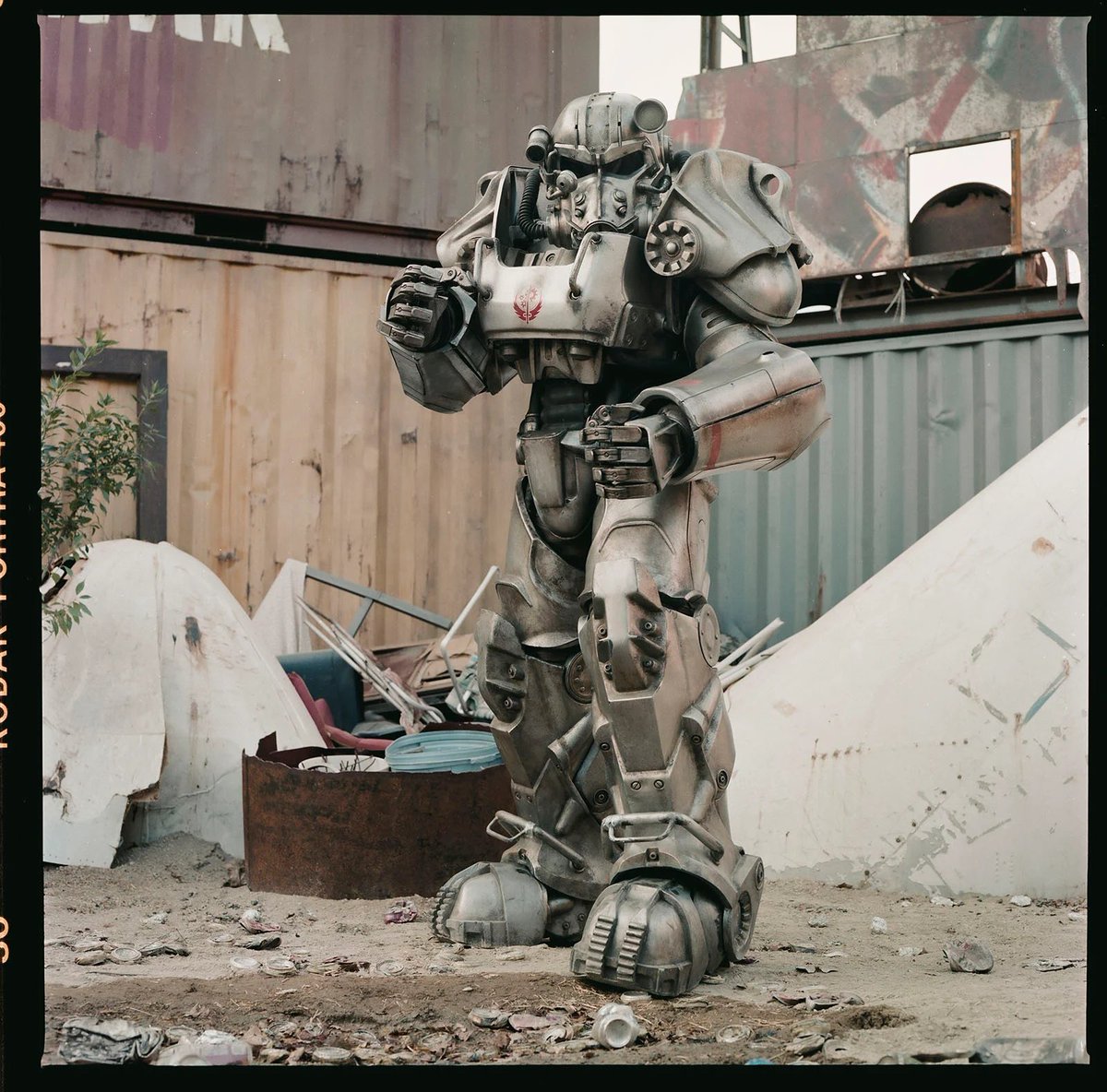 kotecinho's tweet photo. JoJo Whilden’s pictures for Fallout

Medium Format Hasselblad 500C, Kodak Portra 400