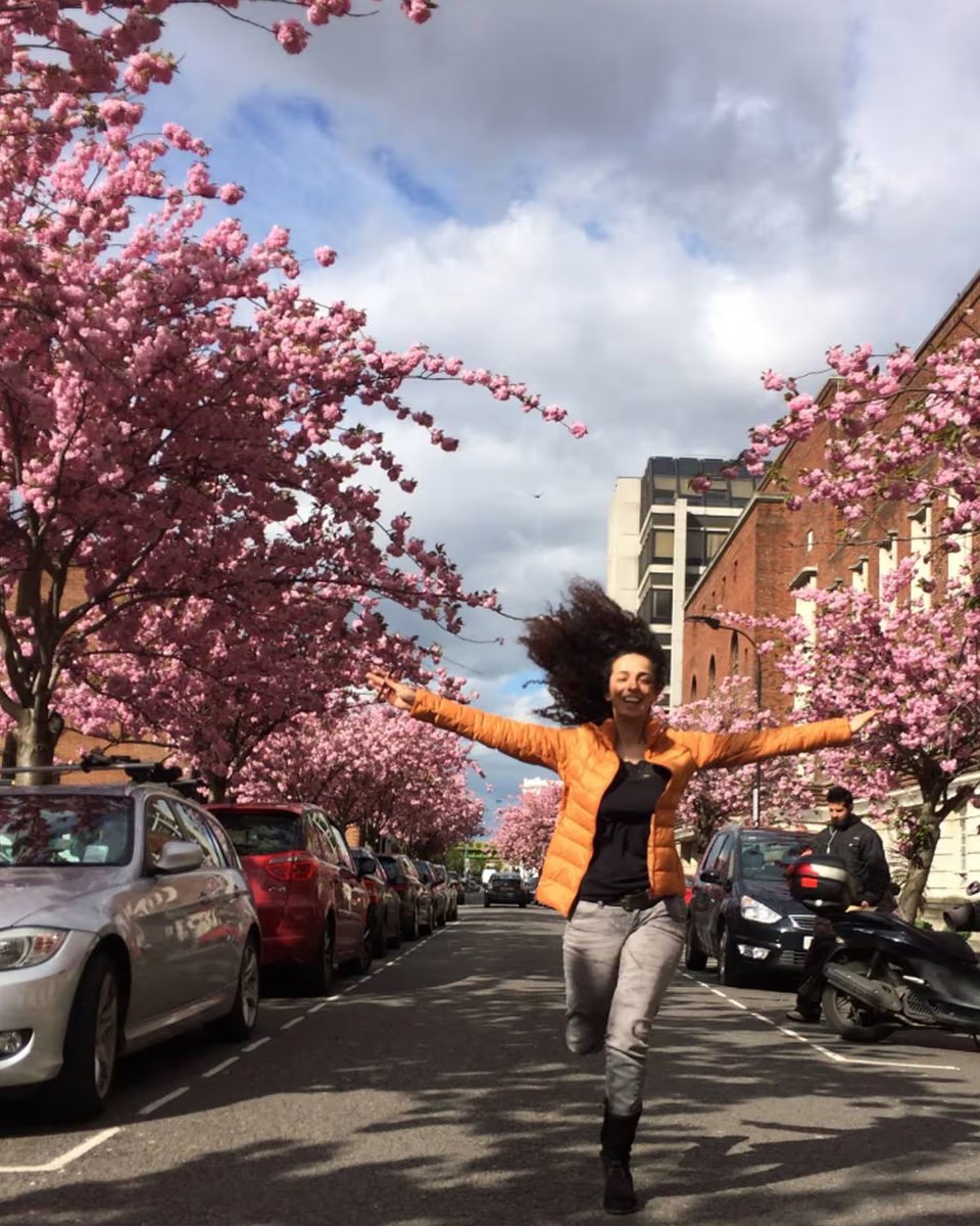 İran'dan Avrupa'ya kaçıp Londra sokaklarda özgürce koşan Masih Alinejad, sosyal medyada paylaştığı fotoğrafın altına şu yorumu yaptı: 

'Benim saçımdan utanan Tanrı, benim Tanrım olamaz'