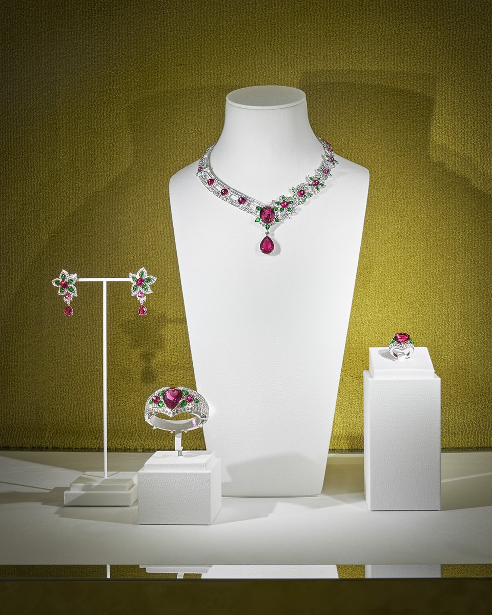 gucci's tweet photo. The new #LabirintiGucci High Jewelry collection was unveiled during a special event at the Oscar Niemeyer Auditorium along the Amalfi Coast in Italy. Discover more https://t.co/VbhbiFPyVu #GucciHighJewelry #GucciMaestria https://t.co/88Gt5MkZm3