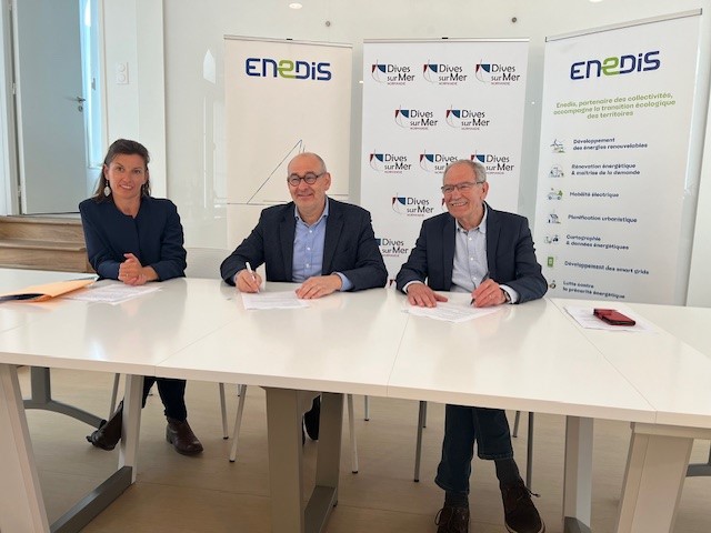 🤝@PierreMouraret, maire de Dives-sur-Mer et @HARDOUINFreder1, délégué territorial d'@enedis dans le #Calvados ont signé un #partenariat de 3 ans dans le cadre du programme #PetitesVillesdeDemain. 
Le but? Accélérer #TransitionEcologique dans la commune par des mesures concrètes!