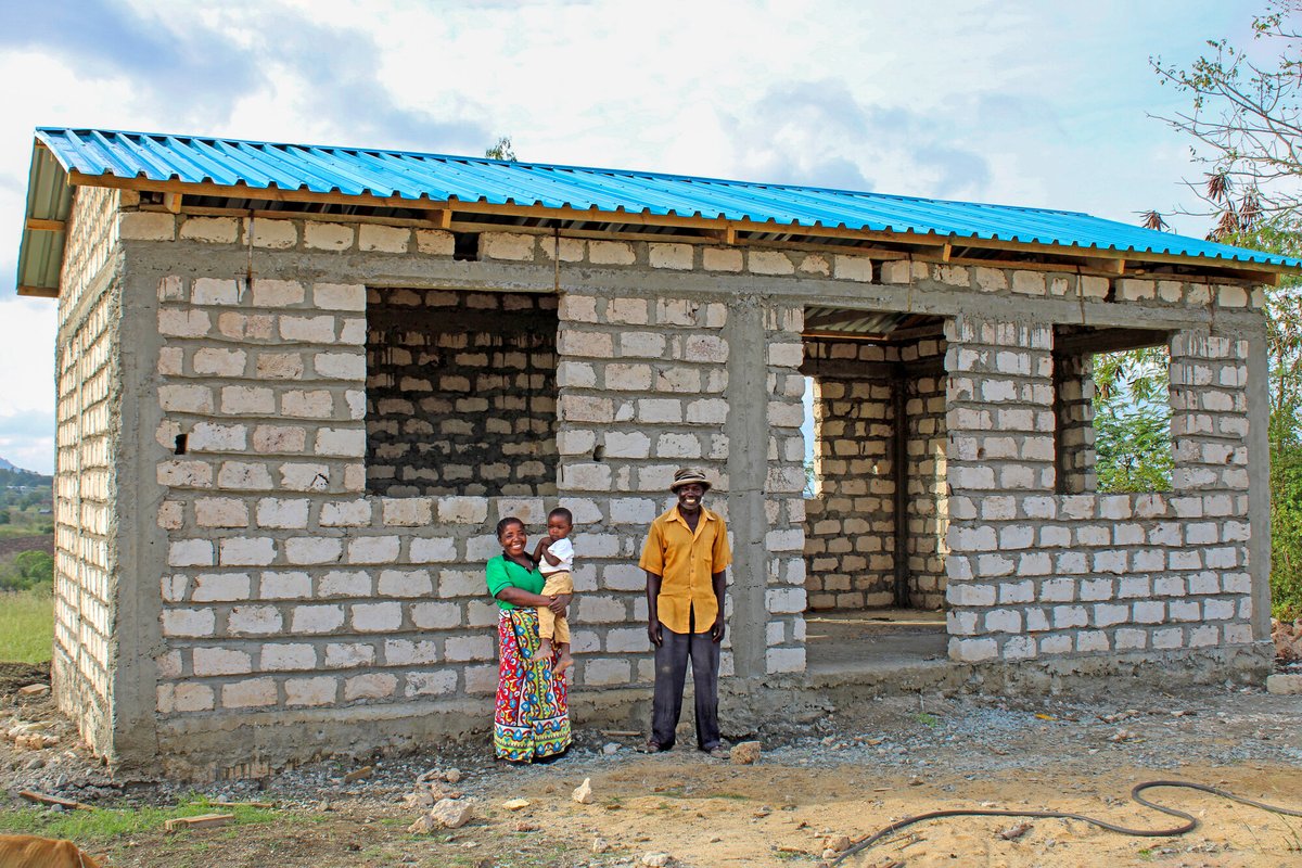 ChaliceCanada's tweet photo. John and his wife, Joyce, and family live near our Mombasa site in Kenya. John works as a farmer, but the drought has severely affected farming for the past three years. Through your support of this Critical Need, a house for John and Joyce's family was built! 

#CriticalNeed https://t.co/f8VewnKa1S