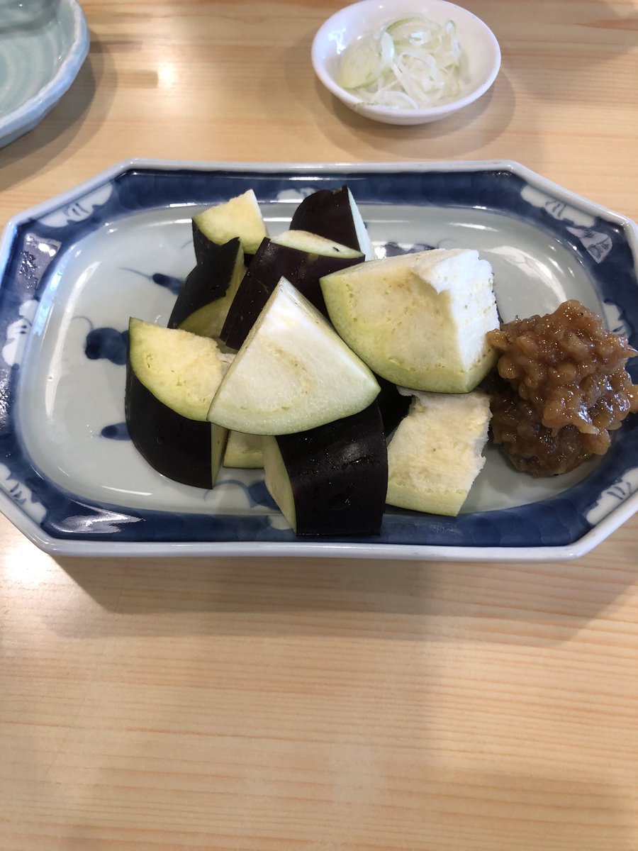 お蕎麦屋さんで水茄子と言うのを頼みまして、出てきたのがこれ。750円でした。

茄子切っただけのがこの値段？しかも生で食うの？などと眉をひそめつつ口の中に入れると、まるでフルーツのようなジューシーさ。水茄子と言う食べ物がおいしいことを今まで知らなかった自分が恥ずかしいです。