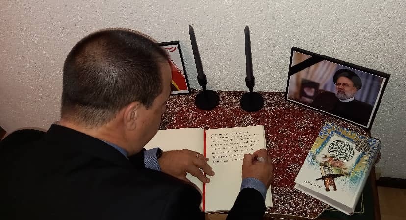 🇨🇺 Tras el diálogo con el ministro de #Salud de Irán, @japortalmiranda firma libro de condolencias abierto en #WHA77 con motivo del fallecimiento del Presidente, el Canciller y otros ciudadanos de ese hermano país🇮🇷. Es una sensible pérdida que llena a #Cuba🇨🇺 de dolor.