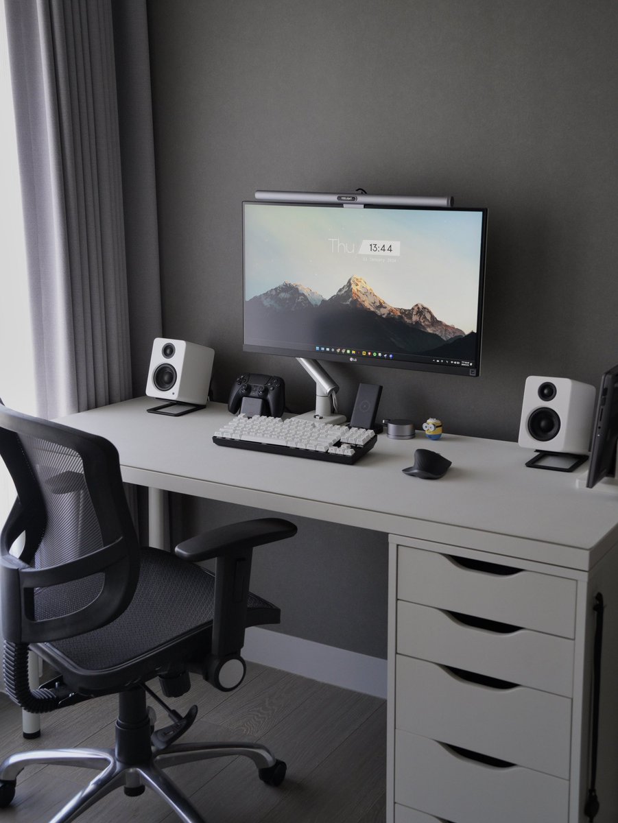 Elevate the desk aesthetic with just a simple tweak on the Keychron K8 keyboard! 🖤🔜⚪️ From a mysterious black-themed workspace to a bright and refreshing white ambiance—simply switching the keycaps can create a whole new vibe. 📸@cmyjmw #KeychronK8 #customkeyboard #desksetup