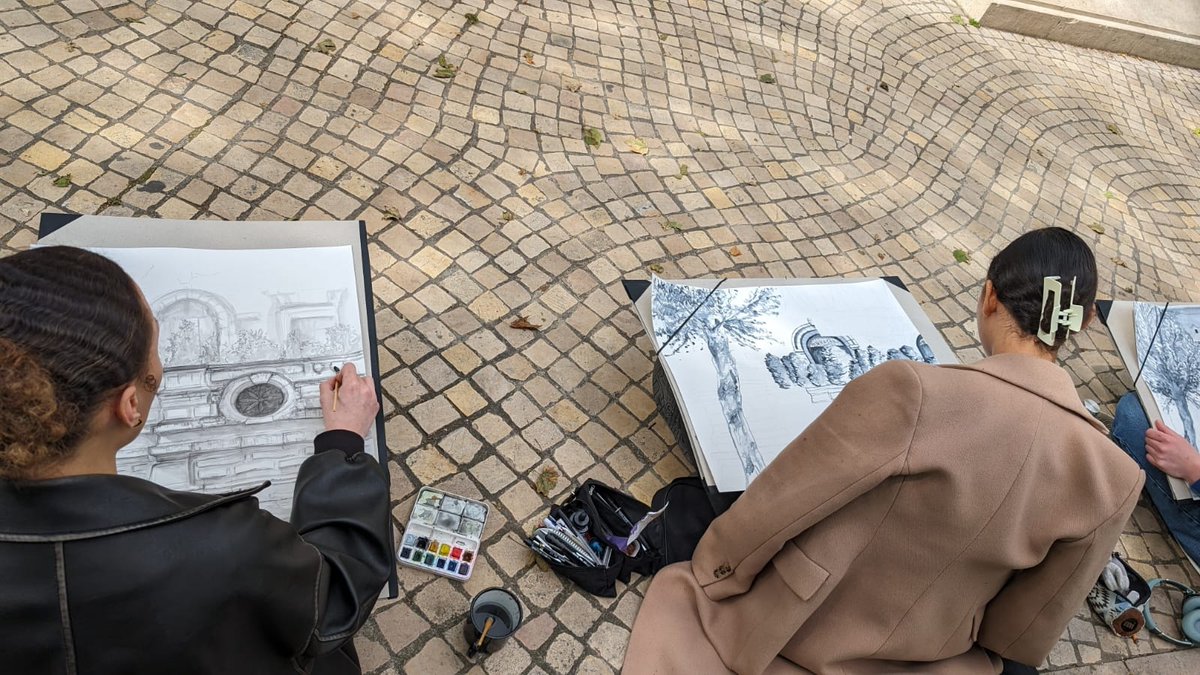 Prefecture42's tweet photo. #JeudiPhoto | Des étudiantes de l’École nationale supérieure d'architecture de Saint-Étienne #ENSASE reproduisent la préfecture de la #Loire dans le cadre d'un projet artistique.
👏 Bravo @ENSASE_officiel ! https://t.co/tS7CoZSwd1
