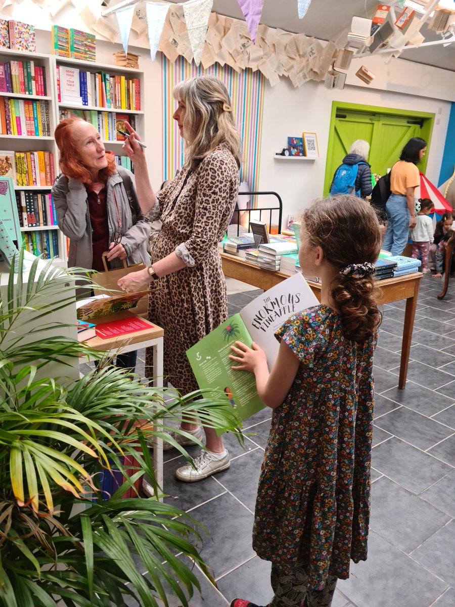 OUPPrimary's tweet image. Today at Caper Books in Oxford @theapy hosted an event for her book, The Enormous Pineapple🍍, part of the #Readerful series 📖. Congratulations to Teresa for a wonderful event.