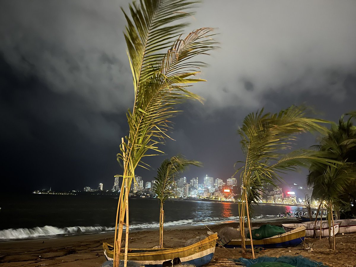 Looks like monsoon is just 7 days away. Mumbai is fantastic city during monsoon. No city in the world can deal monsoon so swiftly as Mumbai. 200 MM rain within just few hours is normal Pic Source - me ☔️