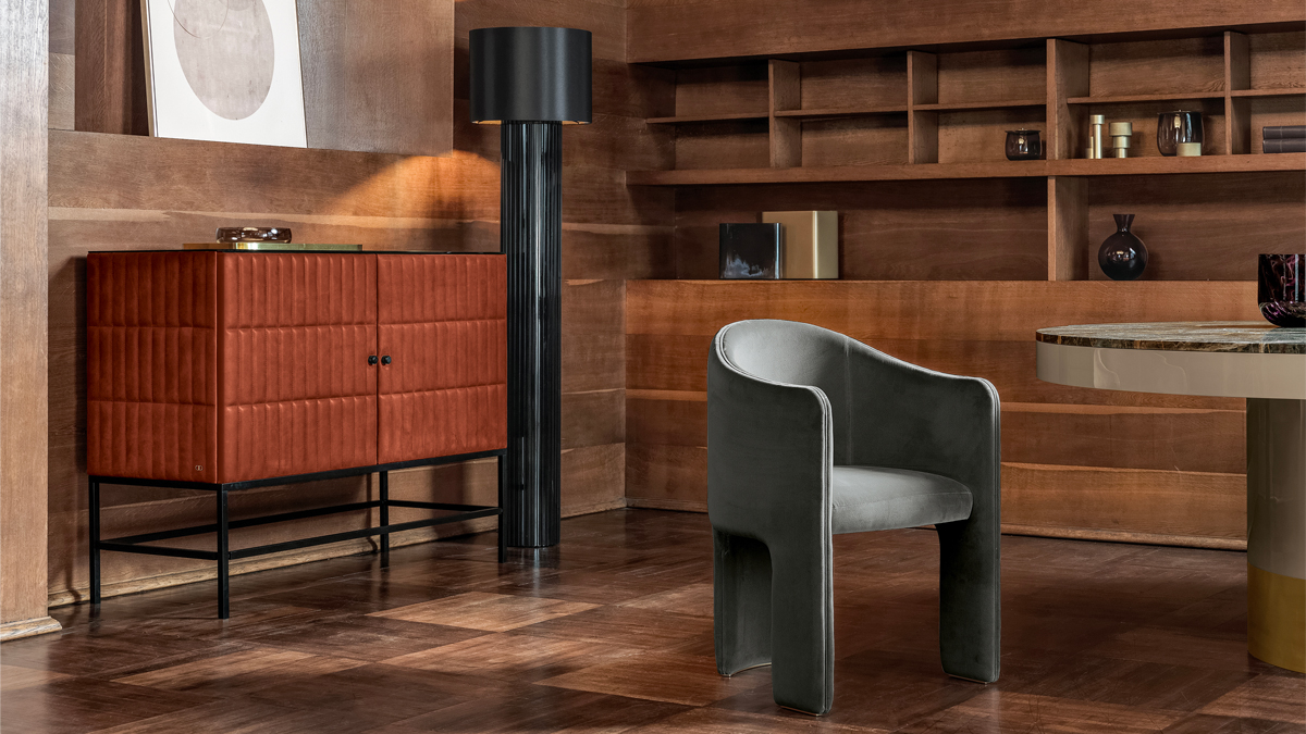 A Timeless Fusion—A Bridge Between Eras: Unite vintage charm with a modern edge. The Siena accent chair, in rich Tuscan fabric and satin brass details, is a statement piece for metropolitan lounges. Invest in timeless Italian design.
#interiordesign #homedecor