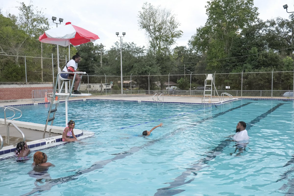 Who's up for a pool day this weekend? 🏊 Pre-season hours begin Saturday at 26 @jaxparks pools around town: 💦 Saturday, June 1: 11am-6pm 💦 Sunday, June 2: 2pm-6pm For details on open pools, job opportunities as a lifeguard, and learn to swim programs: jacksonville.gov/welcome/news/c…