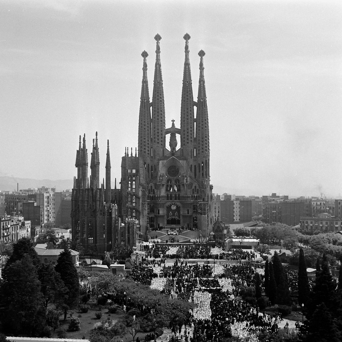 Image of the Basilica de la Sagrada Familia during the Eucharistic Congress held in 1952 in Barcelona, Spain. 🇪🇸

(📷 Dmitri Kessel/LIFE Picture Collection) 

#LIFEMagazine #LIFEArchive #DmitriKessel #Spain #Barcelona #LaSagradaFamilia #Architecture #Travel #Cathocilicism