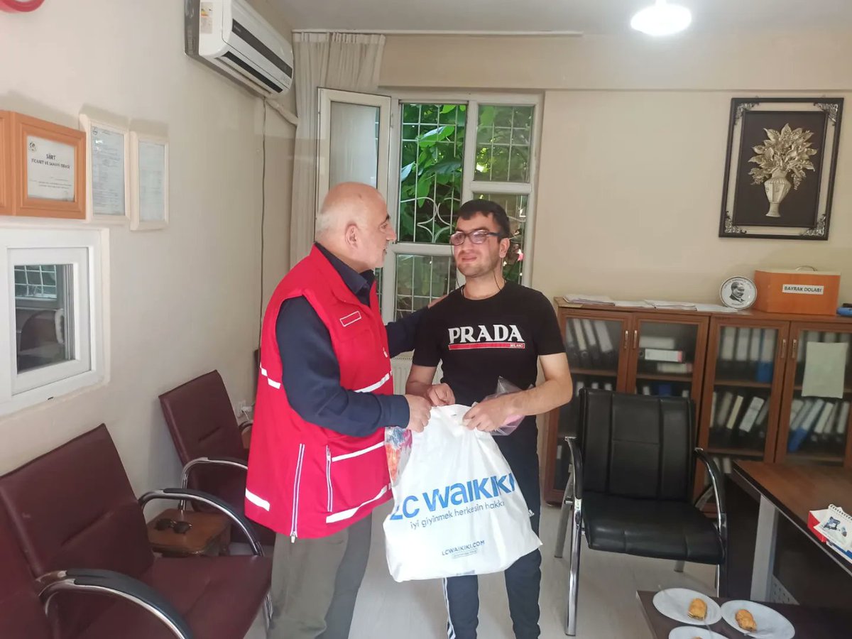kizilayenglsz56's tweet photo. Türk Kızılay Siirt Şubesi ve Kızılay Engelsiz Siirt olarak gönüllülerimiz ve Kızılay Siirt şube başkanımız Sn.@nihataltunc ile Büyük umut özel eğitim ve rehabilitasyondaki engelli bireylerle doyasıya vakit geçirdik giyim hediyelerini takdim ettik.☺️
@FatmaMericYlmaz @YenerTANIK https://t.co/ng6yeKAaGP