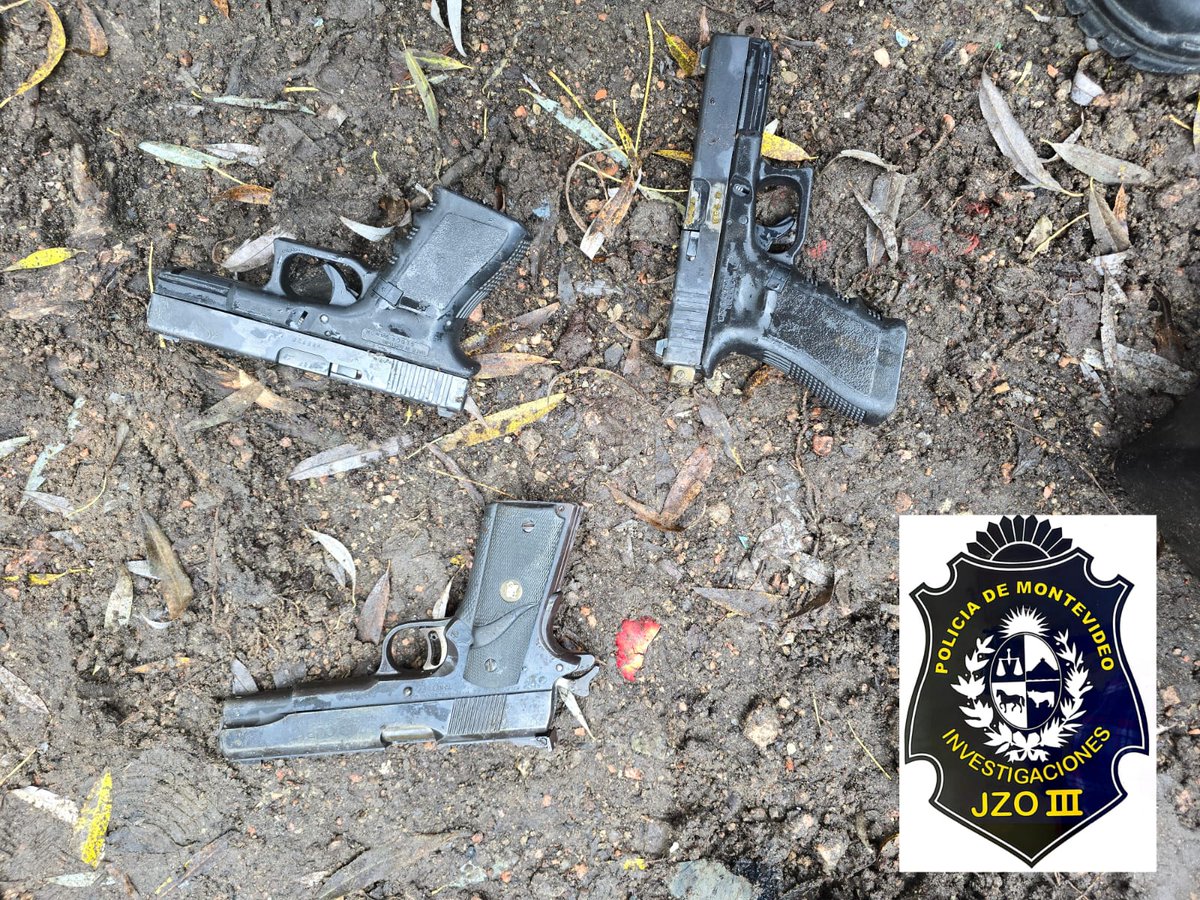 Policía encontró tres armas enterradas en el fondo de una vivienda abandonada en la zona de Punta de Rieles. Son tres pistolas que no tenían cargadores y estaban dentro de una caja de plástico. Amplío en @Subrayado