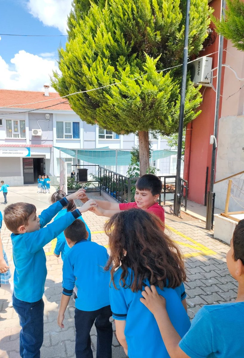 🏃‍♀️🏃 İlimizde '28 Mayıs Dünya Oyun Oynama Günü' kapsamında düzenlenen Geleneksel Çocuk Oyunları Şenlikleri ile çocuklarımız geleneksel çocuk oyunlarını yaşatmaya devam ediyor.🚩 #DünyaOyunOynamaGünü #GelenekselÇocukOyunları