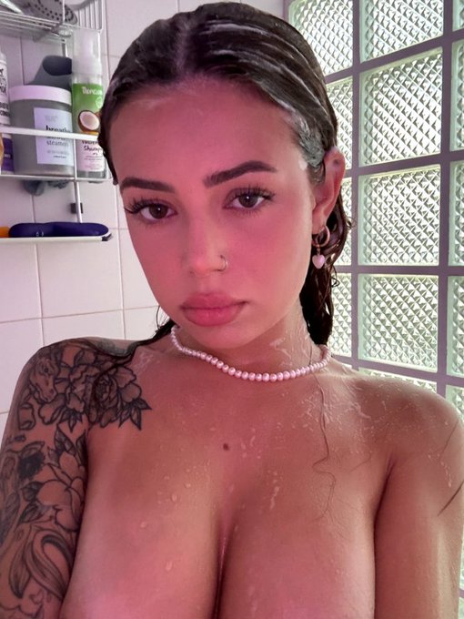 f*ck it sending my shower 🎥 to everyone who says &lsquo;hi&rsquo; 🤭 https://t.co/FZp77P0Cwg