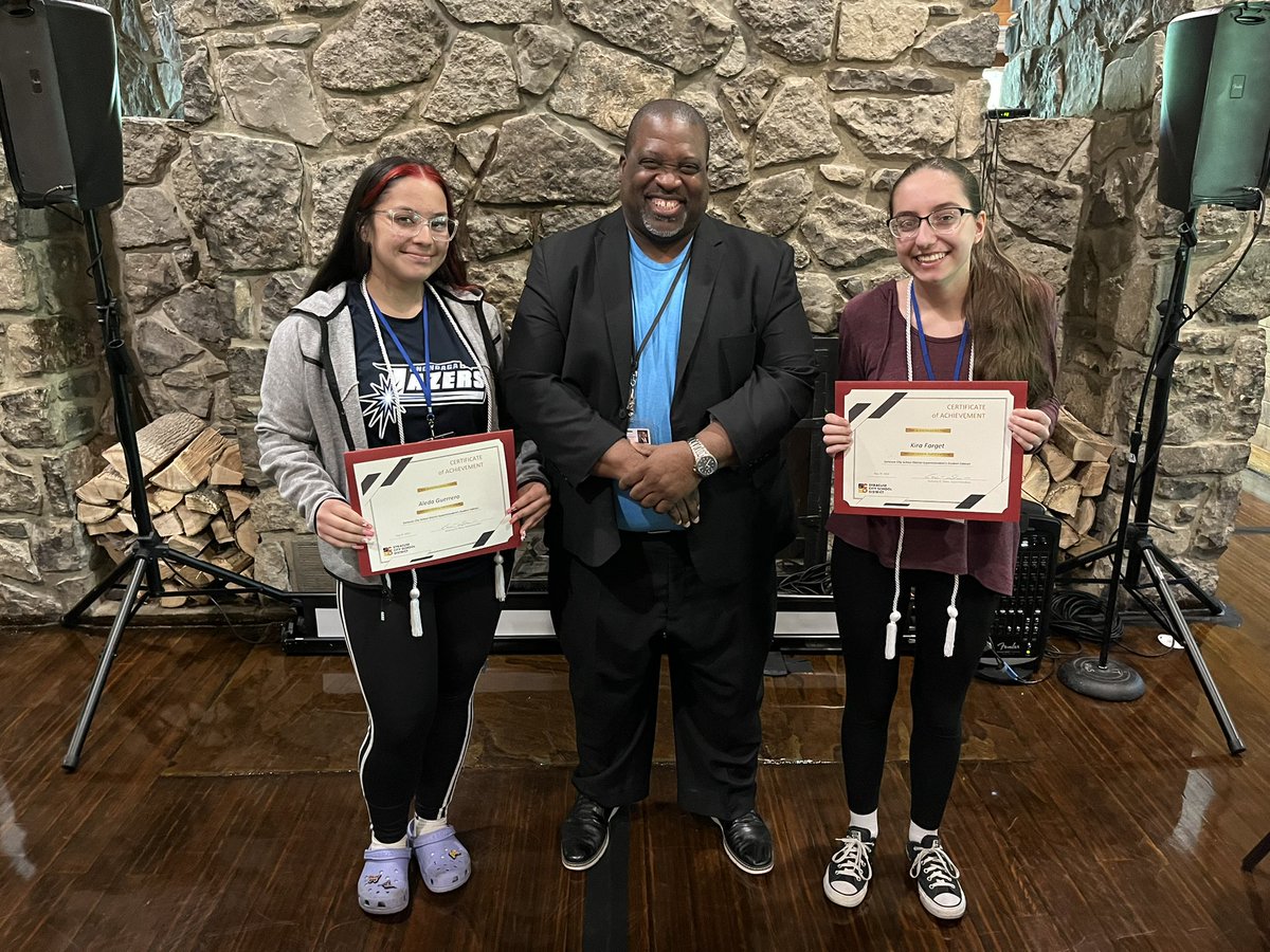 Congratulations to these #SCSDSeniors who were recognized for their service and involvement on the Superintendent’s Student Cabinet. These students from @HenningerSCSD and @PSLAatFowler received certificates on Wednesday.
