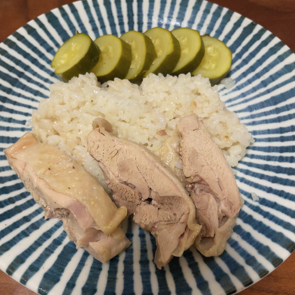 美味しかったー！ カオマンガイみたいにお米が鶏肉の旨みを含んで美味しい☺️ ズッキーニもとろとろ🥒 ご本人もおっしゃられてるけど炊く前の見た目が不安なのはそうだった笑 （冷凍ガチガチの鶏肉そのままいけました）