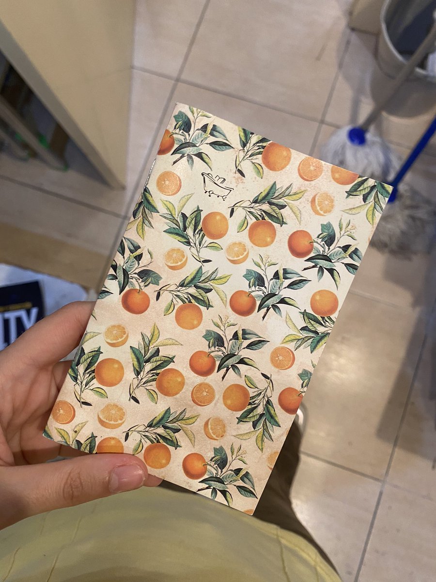 nono chicas estoy fatal ahora balma me ha regalado una libreta de NARANJAS qué he hecho yo para q me regalen cosas tan bonitas😭🧡