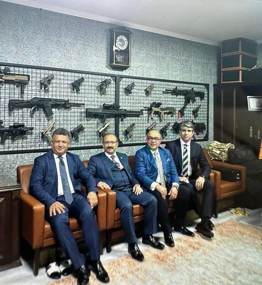 Odasındaki Silahlarla fotoğrafı basına yansıyan İzmir Adli Yargı Adalet Komisyonu Başkanı görevden alındı. Oktay Tabur, “Dinlenme odam, hepsi ruhsatlı silahlar, benim silahlarım. Uzun namlulu olanlar ruhsatlı av tüfekleri” dedi