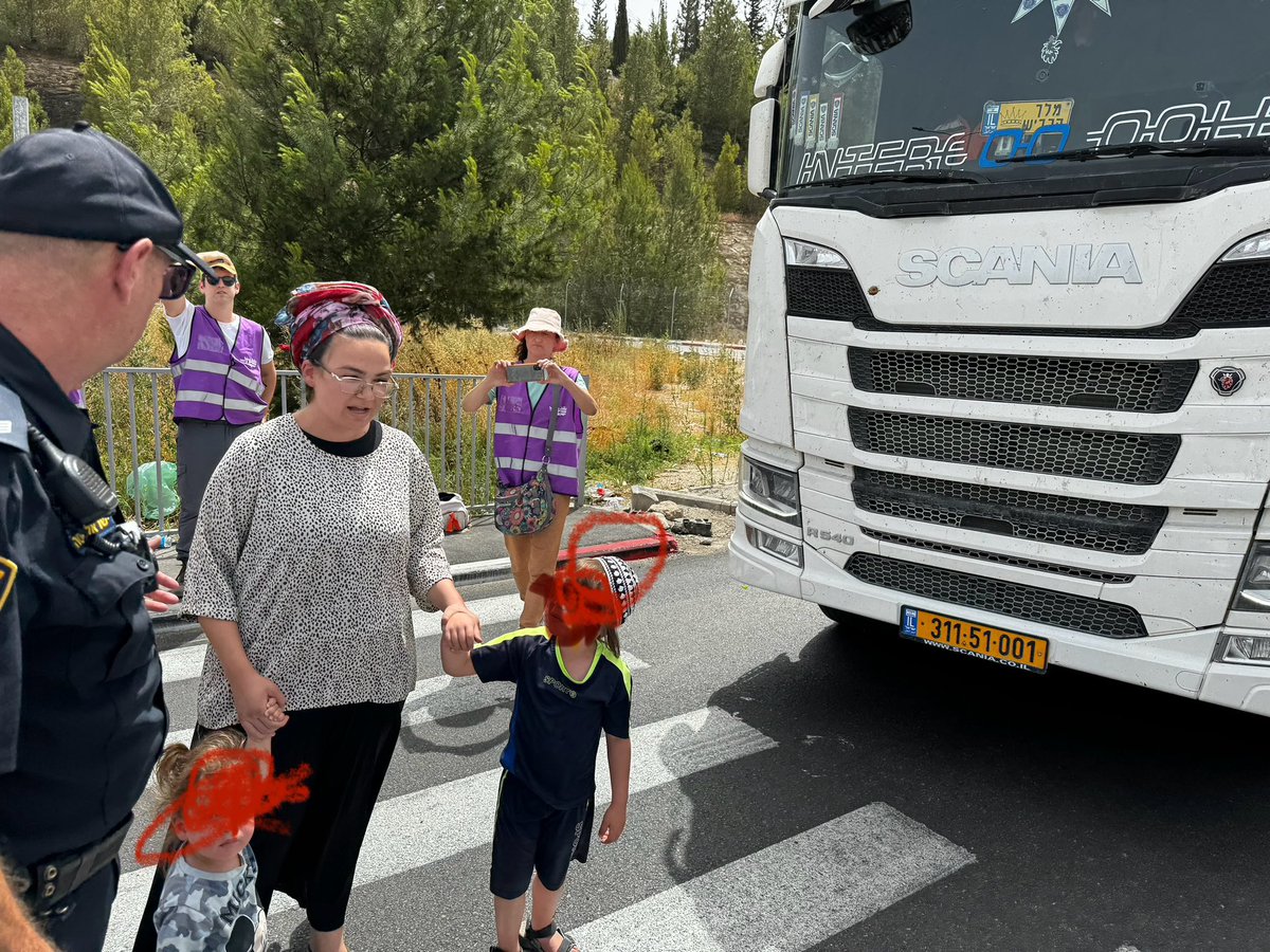 האישה הזו גרמה לי לבכות. באמצע הפעילות, מול המשטרה, מול הפעילים של המשמר ההומניטרי. פשוט לאבד את זה כשהיא קפצה לפני משאית נוסעת, עם שני הילדים הקטנים שלה, כדי לחסום את משאית הסיוע. איזו אמא מסכנת את הילדים שלה וזורקת אותם מול משאית נוסעת? איפה האלוהים שלה? איפה האמהות שלה?