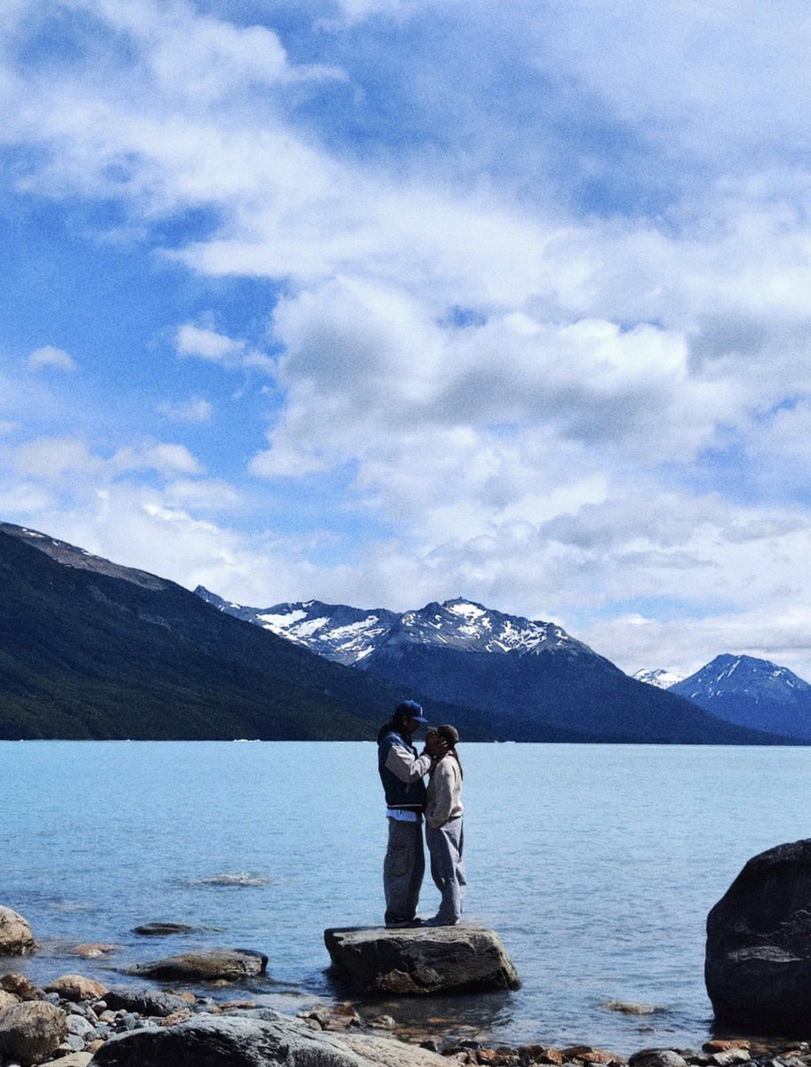 Karols4d's tweet photo. Hace 6 meses el amor de mi vida me pidió matrimonio en el fin del mundo, en la Patagonia Argentina 😭💙 https://t.co/IGdD6E5FwX