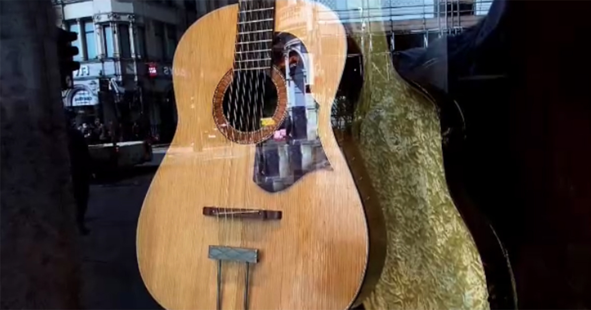 ¡Subasta histórica! 😱🎼🎸

Una guitarra de John Lennon de la época de 'Help!' se vende por 2,85 millones de dólares.   #johnlennon 

wp.me/pdsmCH-2NFl