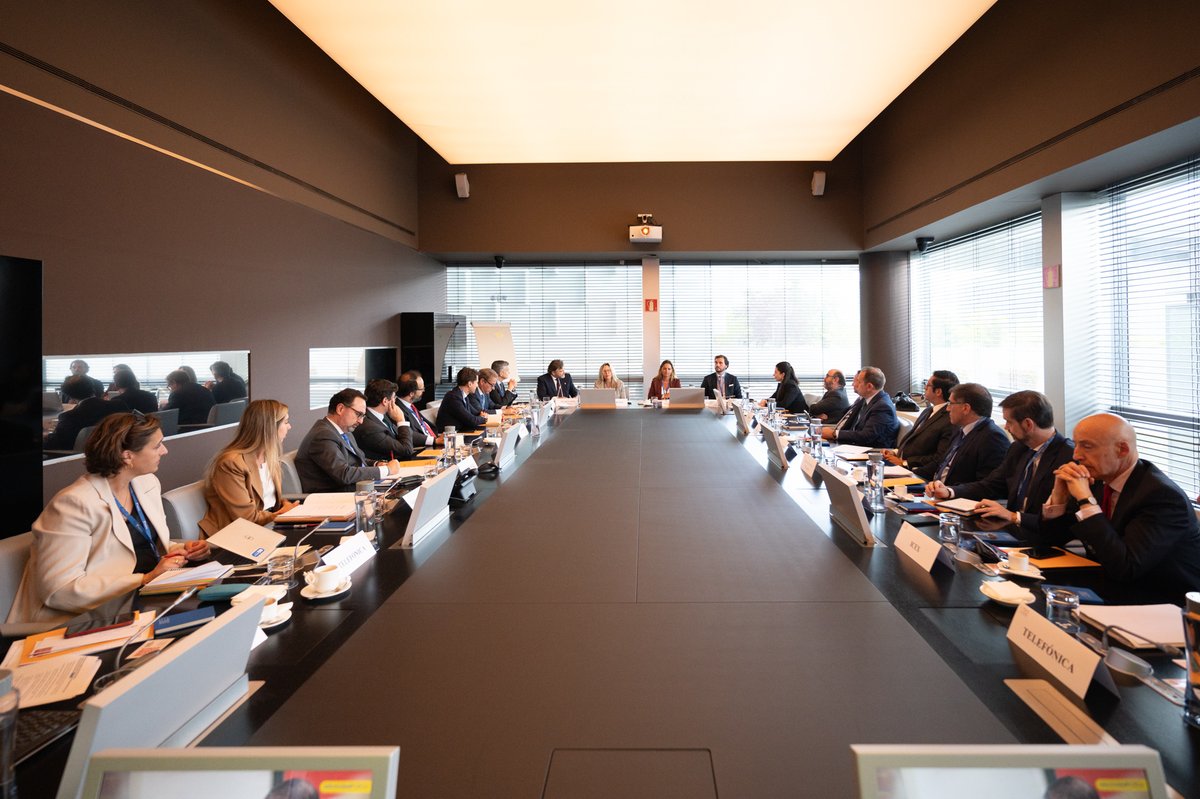 Espana_Colombia's tweet photo. 🇪🇸🇨🇴 @SSumelzo anunció un nuevo impulso de @MAECgob para nuestra actividad https://t.co/CEeiJZeSvv

Se reunió con @Telefonica @MAPFRE @Repsol @pitirrojo @ProsegurGlobal @IndraCompany @bbva @camarascomercio @ICEX_ @JaimeSols3 @SomosSacyr @ACCIONA @JAL_1966 @EmbajadaColEsp https://t.co/nAz3tB4nt8