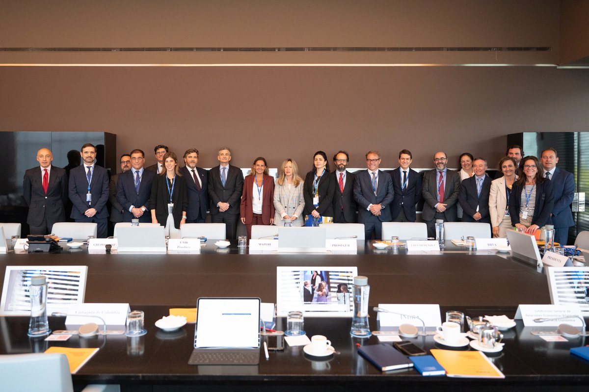 Espana_Colombia's tweet photo. 🇪🇸🇨🇴 @SSumelzo anunció un nuevo impulso de @MAECgob para nuestra actividad https://t.co/CEeiJZeSvv

Se reunió con @Telefonica @MAPFRE @Repsol @pitirrojo @ProsegurGlobal @IndraCompany @bbva @camarascomercio @ICEX_ @JaimeSols3 @SomosSacyr @ACCIONA @JAL_1966 @EmbajadaColEsp https://t.co/nAz3tB4nt8