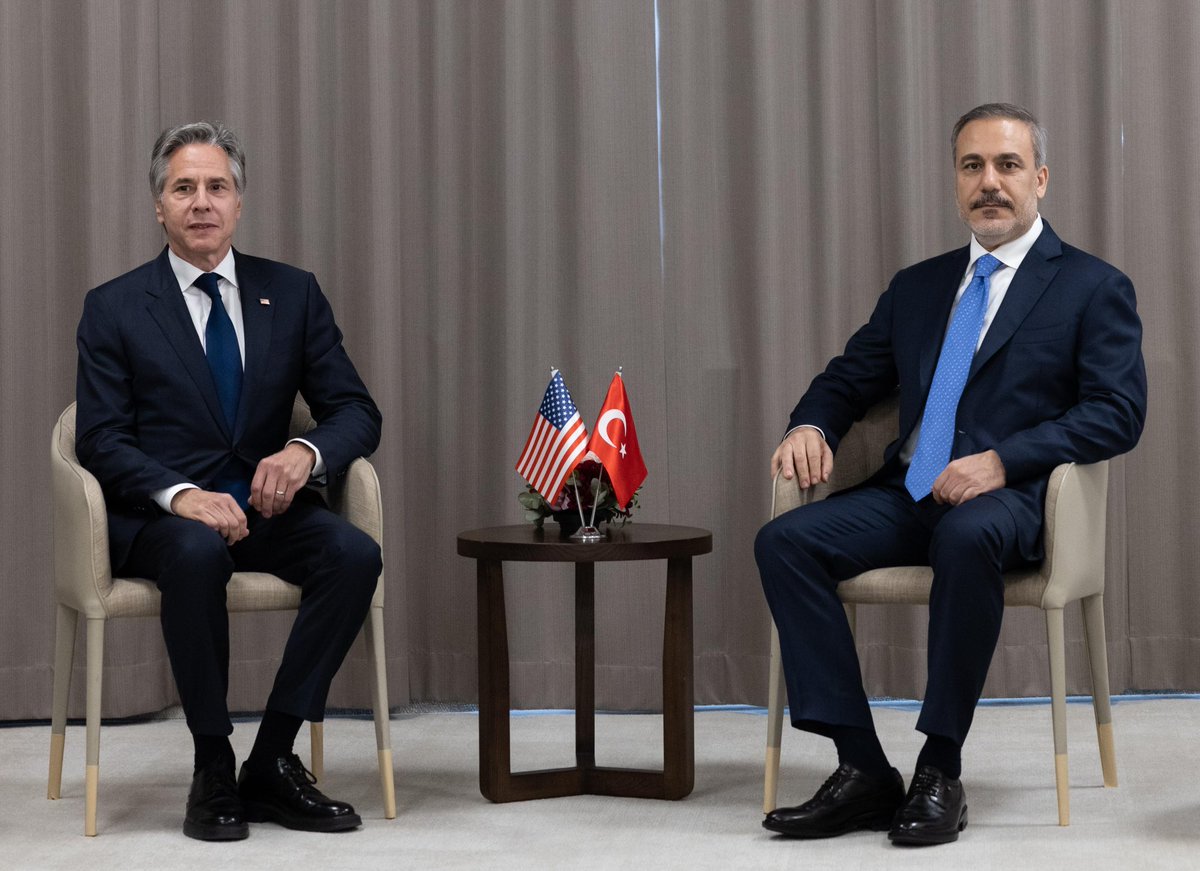 Bakanımız @HakanFidan, Prag’da NATO Gayriresmi Dışişleri Bakanları Toplantısı marjında ABD Dışişleri Bakanı Antony Blinken ile bir araya geldi. 🇹🇷🇺🇸