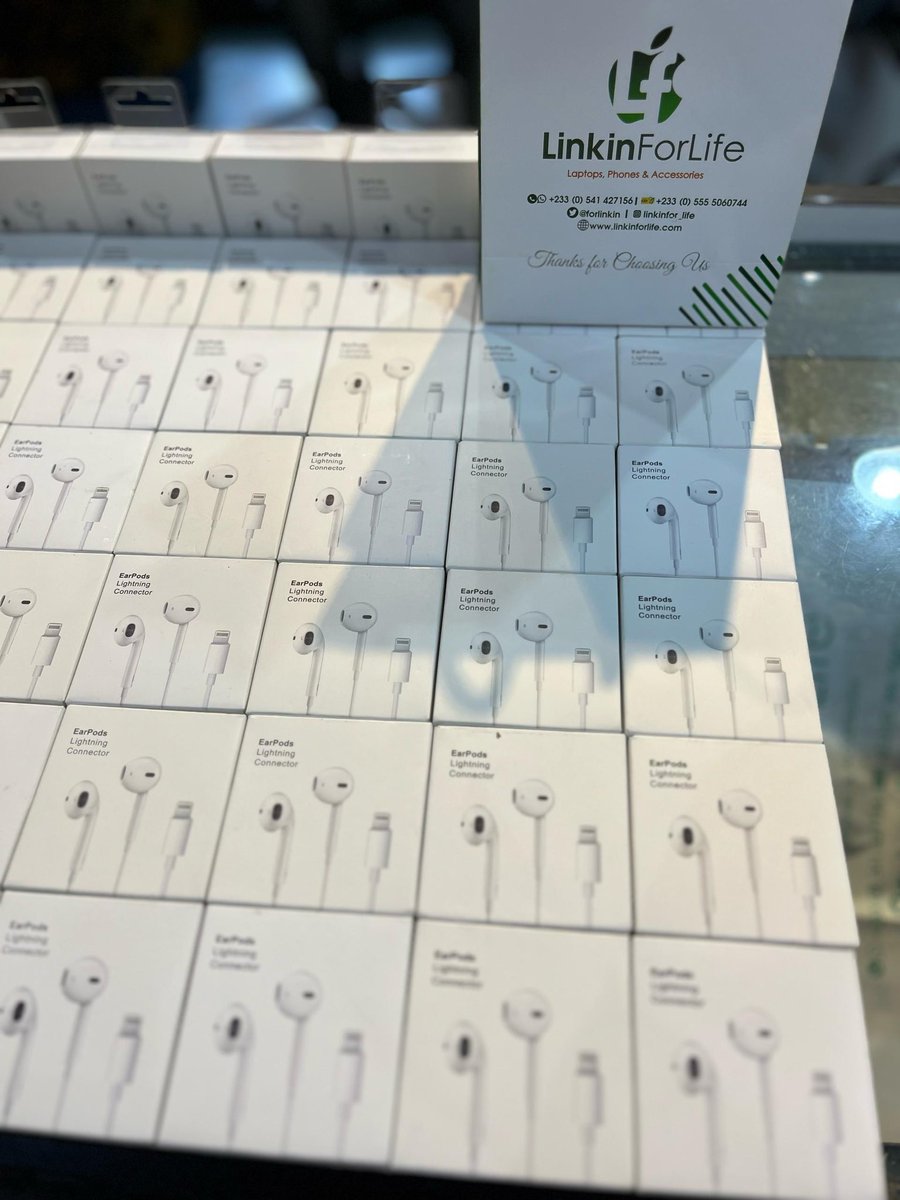Apple EarPods lightning available for cool 150 cedis. You don’t need Bluetooth to connect. We do nationwide delivery 🚚 Please Repost 🙏🏿