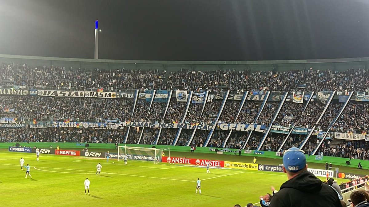 Grêmio Foot-Ball Porto Alegrense es una institución gigante. Grêmio sigue vivo en la mayor competición de clubes de América, la Copa Libertadores. Un ejemplo de fortaleza, grandeza, resiliencia y determinación. Inmortal. ✍️: @liberta___depre 📸: @LRolla