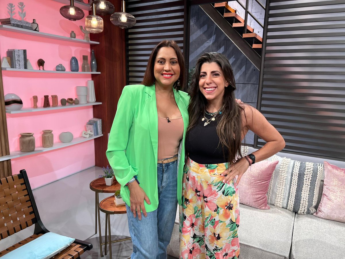 portadas_vv's tweet photo. ¿Celos o toxicidad 👀? Hoy en #AmorExpress 🧡 nos acompañó la especialista #ZenaSleiman 🙌🏻 quien nos dió algunos consejos para mantener una comunicación clara ✨ Sintoniza la señal de #Venevision 📺 y preparate para degustar unos deliciosos platillos #EnDosPlatos 🍽️ https://t.co/UWGO9L0fuJ