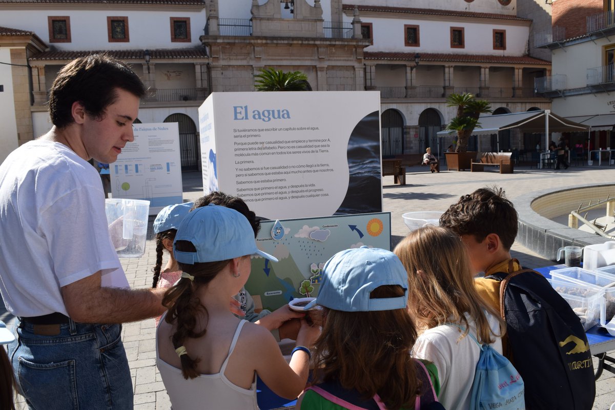 Facsa_es's tweet photo. Seguimos creando conciencia y fomentando el valor del agua entre los más pequeños/as. Esta vez junto al @NulesInfo, en una jornada donde hemos acercado el ciclo integral del agua a estudiantes de primaria a través de talleres y cuentacuentos.💧 #ElCursodelAgua #RSC #150Facsa https://t.co/hgk7rw6D6V