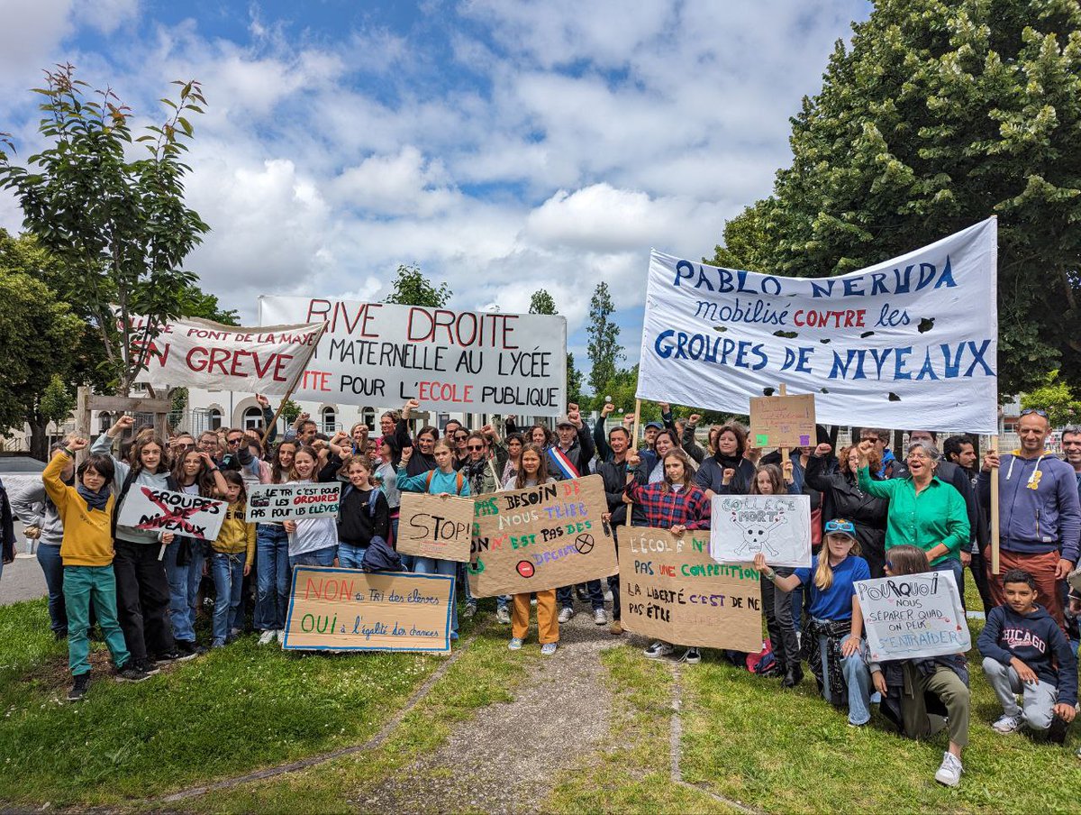 Je me suis rendu aujourd'hui en soutien à la mobilisation  des enseignant·es béglais·es opposé·e·s à la réforme du gouvernement qui poursuit sa destruction du service public de l'éducation en instaurant une école du tri social. Non au #chocdessavoirs, Oui au #chocdesmoyens !